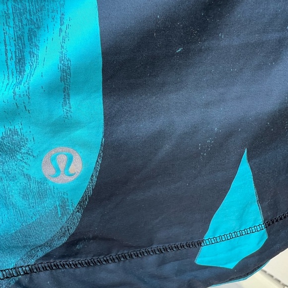 Lululemon Vest with Zip Out Hood - Picture 4 of 6